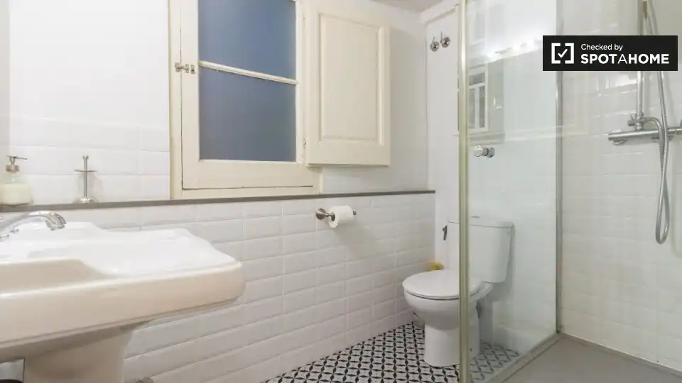 Baño de Apartamento para compartir en Barcelona con Aire acondicionado, Calefacción y Terraza