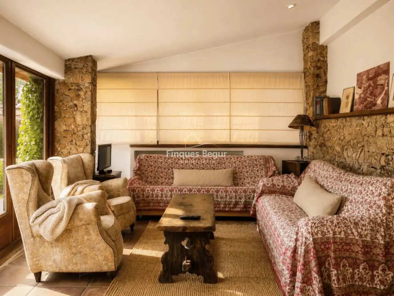 Sala d'estar de Finca rústica en venda en Mont-ras amb Calefacció, Jardí privat i Terrassa