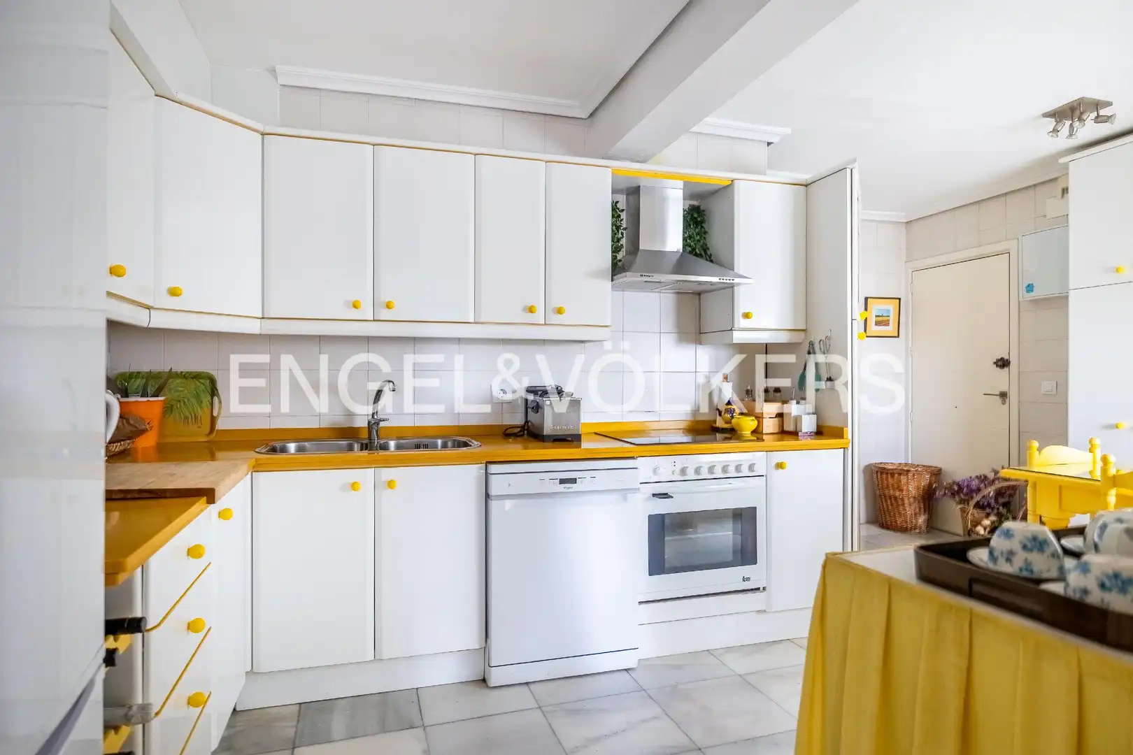 Kitchen of Flat for sale in Sevilla  with Heating, Private garden and Terrace