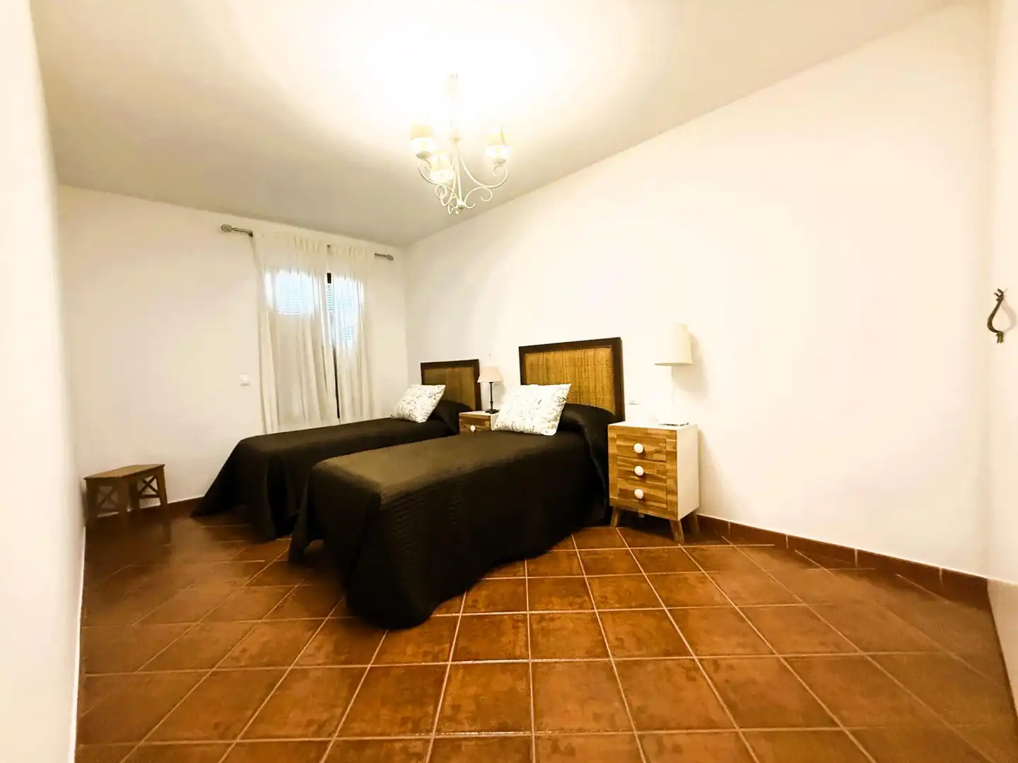 Dormitori de Casa o xalet en venda en La Rinconada amb Aire condicionat, Jardí privat i Piscina