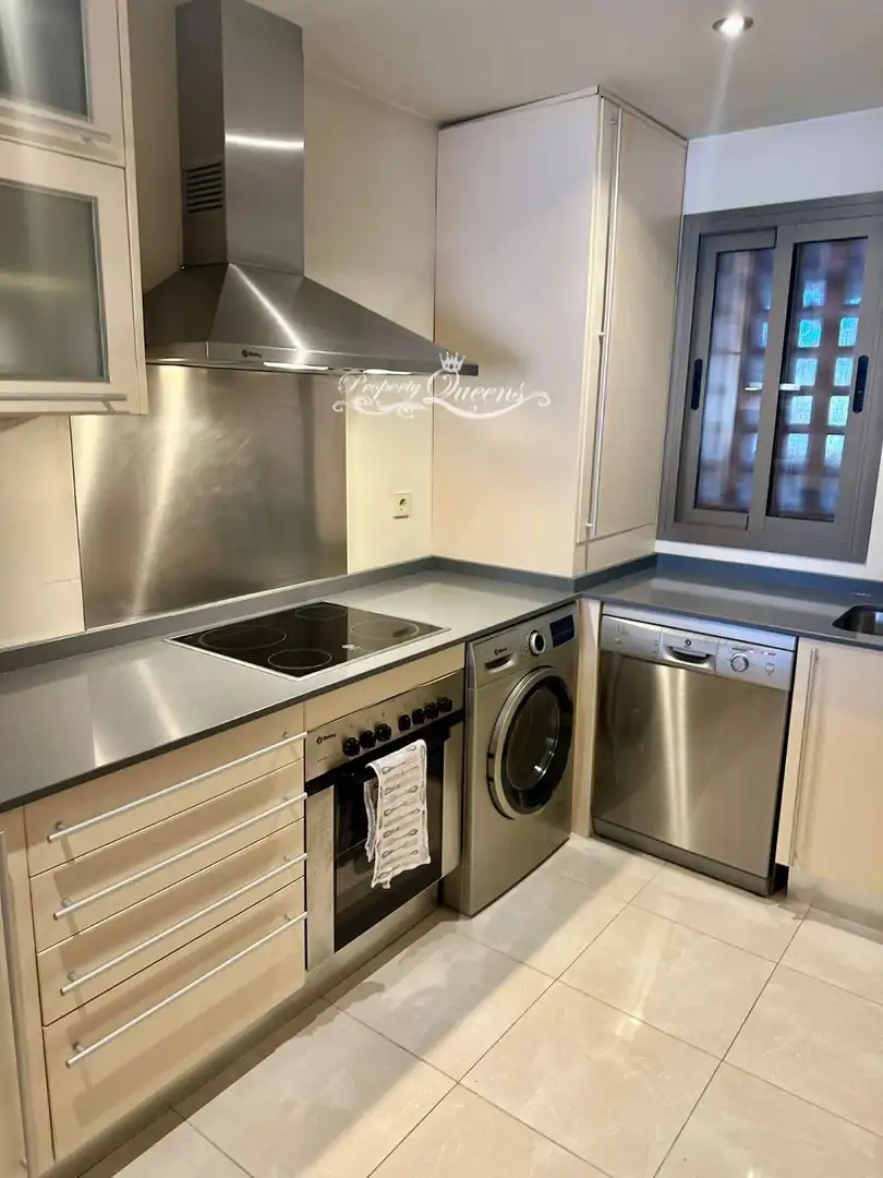 Cuina de Pis de lloguer en Estepona amb Aire condicionat, Terrassa i Piscina