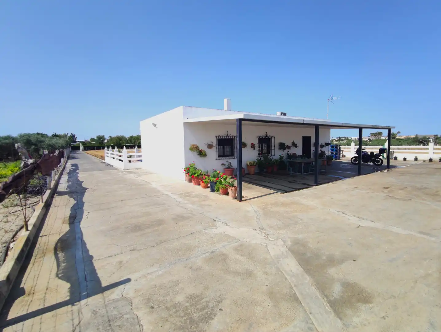 Vista exterior de Finca rústica en venta en El Cuervo de Sevilla con Aire acondicionado, Jardín privado y Terraza