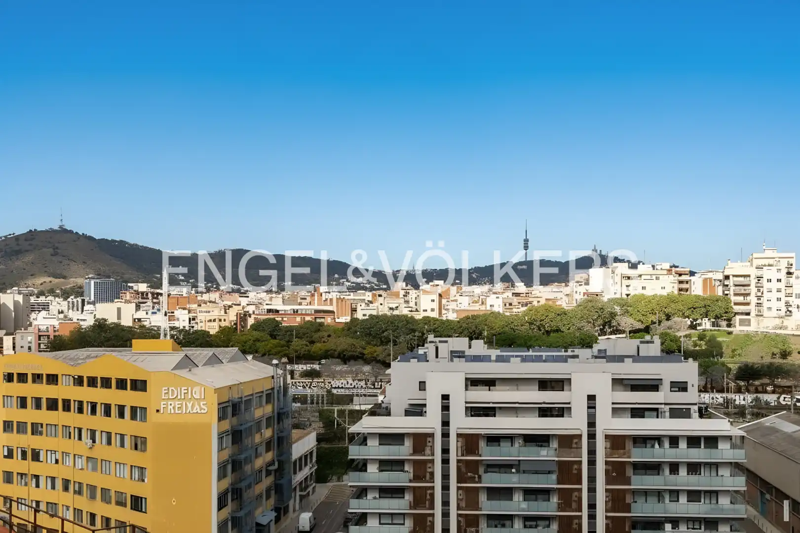Vista exterior de Àtic en venda en L'Hospitalet de Llobregat amb Aire condicionat, Calefacció i Parquet