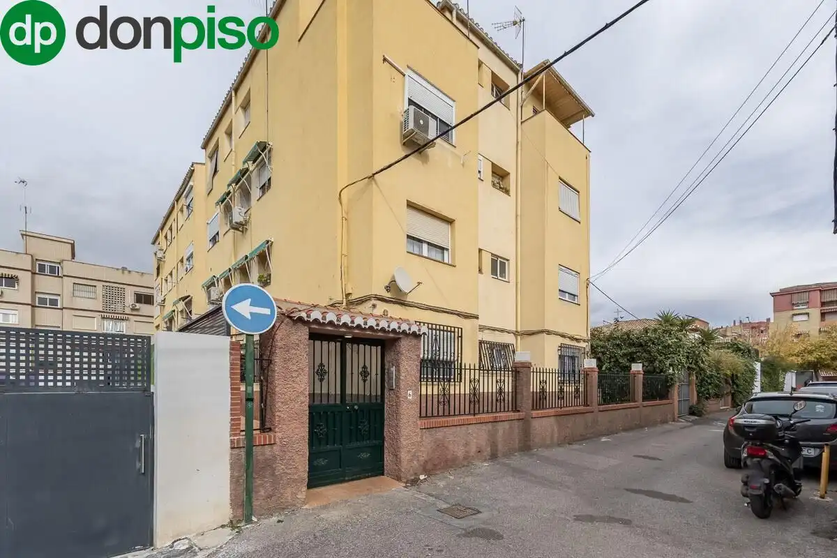 Exterior view of Flat for sale in Granada  with Air Conditioner and Parquet flooring