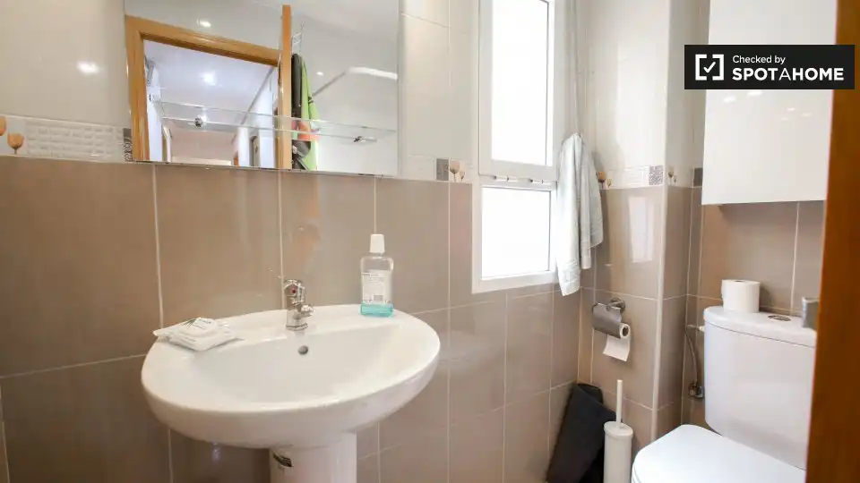 Bathroom of Flat for rent in Valencia  with Air Conditioner, Heating and Furnished