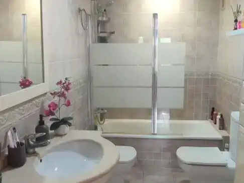 Badezimmer von Wohnung zur Miete in  Valencia Capital mit Klimaanlage