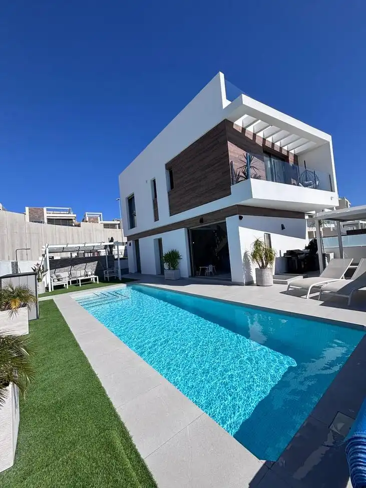 House with pool for sale in Orihuela Costa