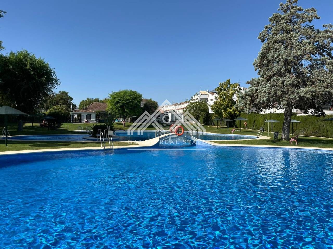 Swimming pool of Single-family semi-detached for sale in Mairena del Aljarafe  with Air Conditioner and Community pool