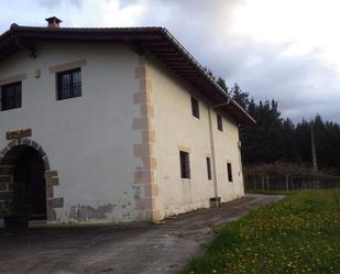 Außenansicht von Country house zum verkauf in Ormaiztegi mit Terrasse und Balkon