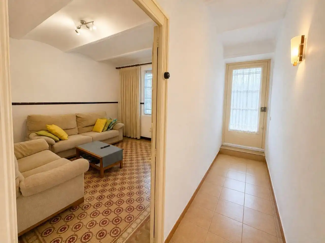 Sala d'estar de Casa adosada en venda en Porqueres amb Jardí privat i Terrassa