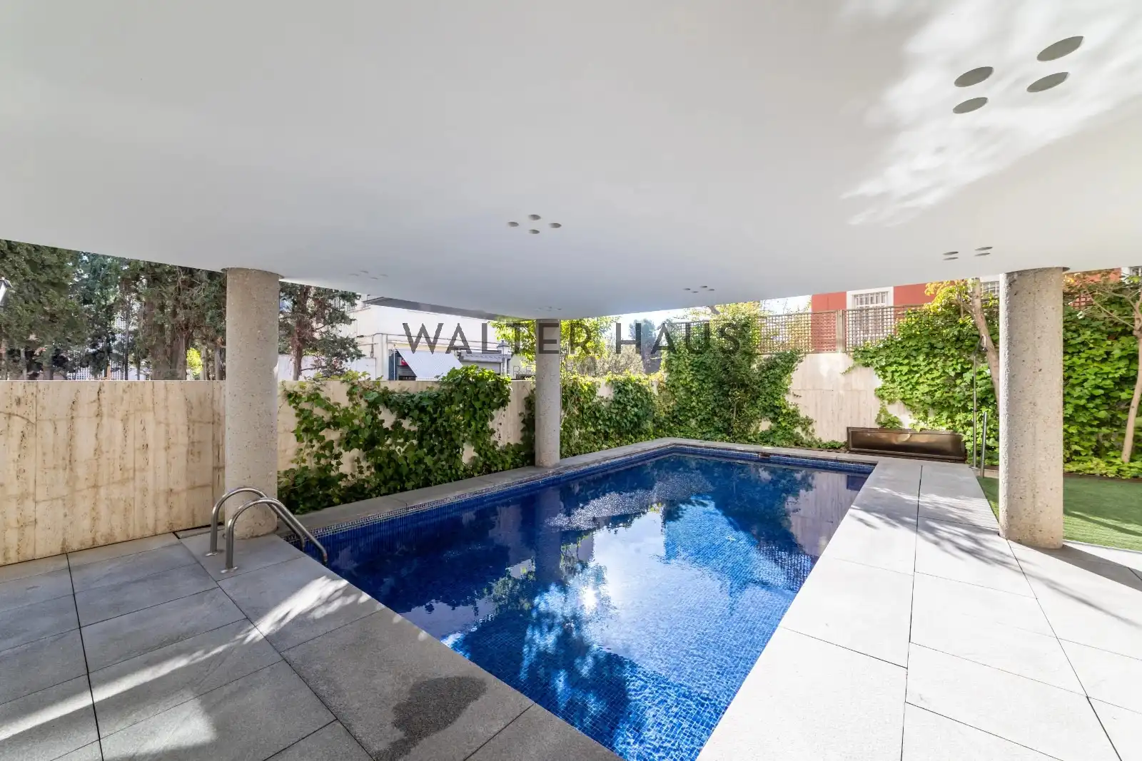 Piscina de Piso en venta en Madrid con Aire acondicionado, Calefacción y Jardín privado