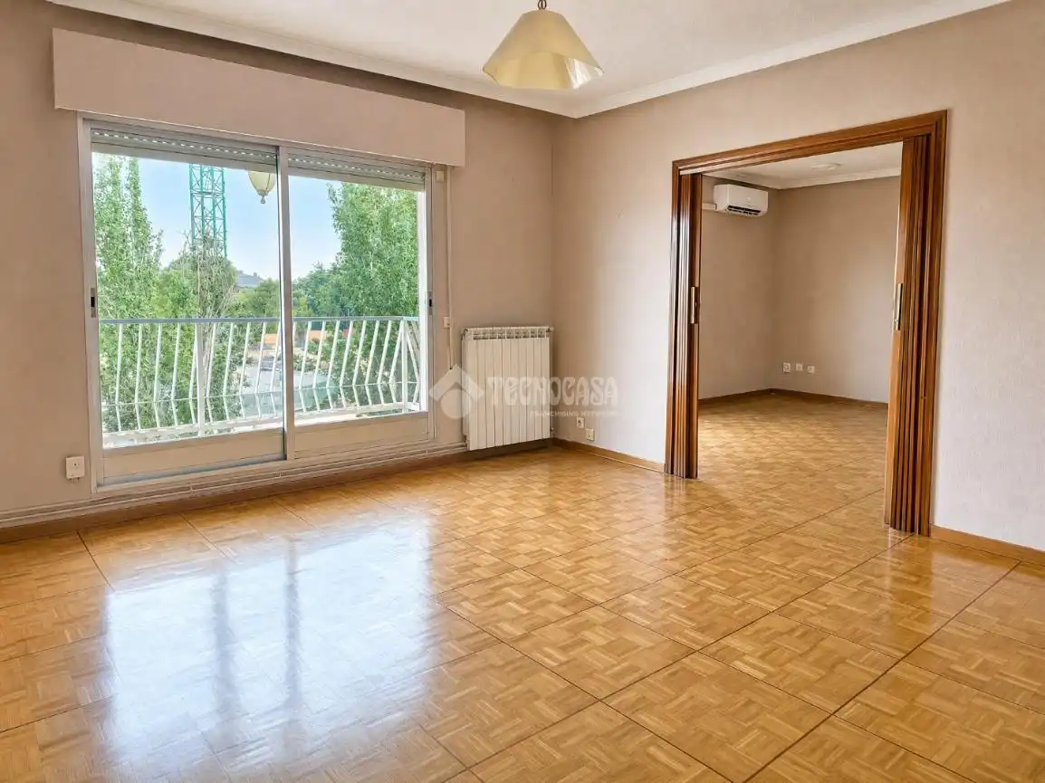 Sala d'estar de Pis en venda en Madrid amb Terrassa i Balcó