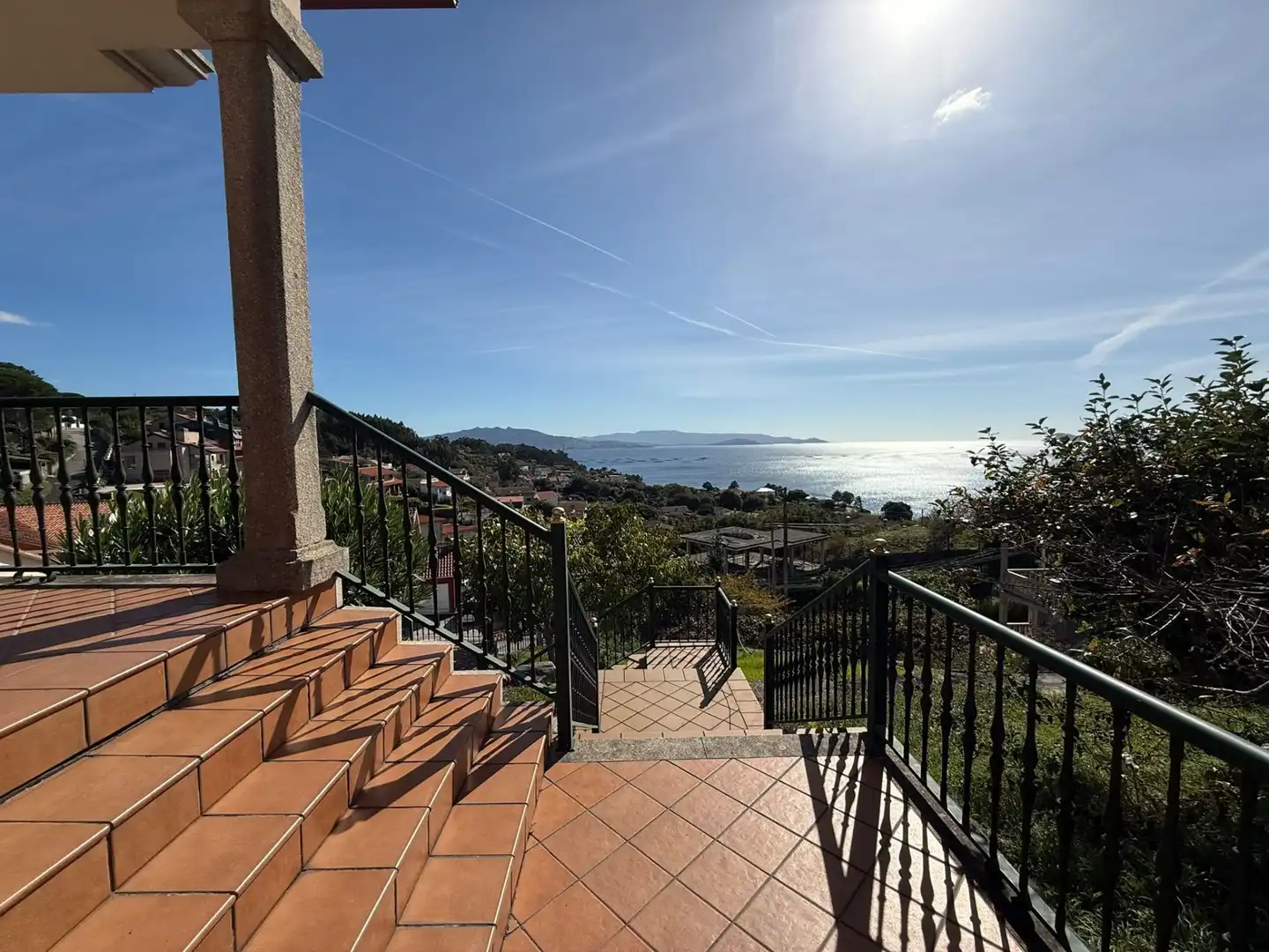 Vista exterior de Casa o xalet en venda en Cangas  amb Calefacció, Jardí privat i Terrassa