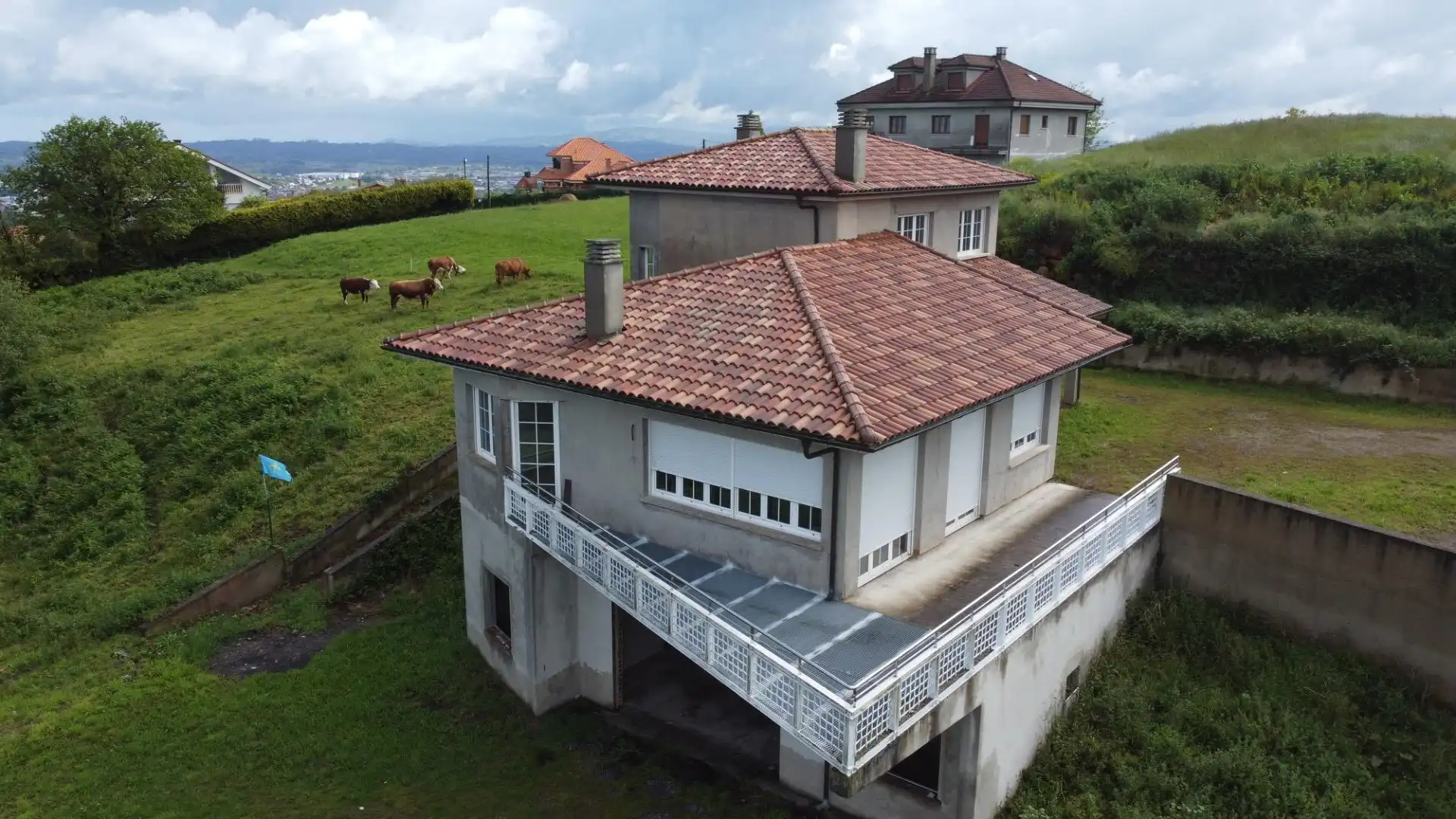 Vista exterior de Casa o xalet en venda en Oviedo  amb Jardí privat, Terrassa i Balcó