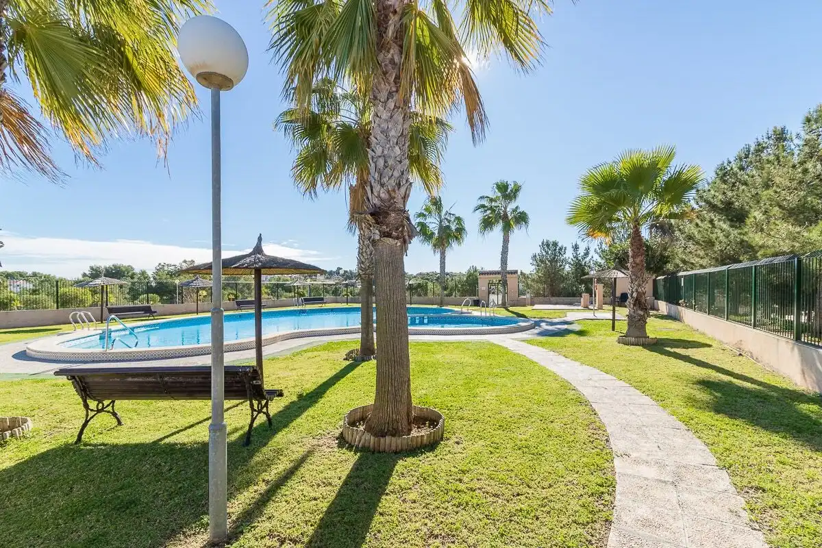 Piscina de Casa adosada en venda en Orihuela amb Aire condicionat, Piscina i Moblat