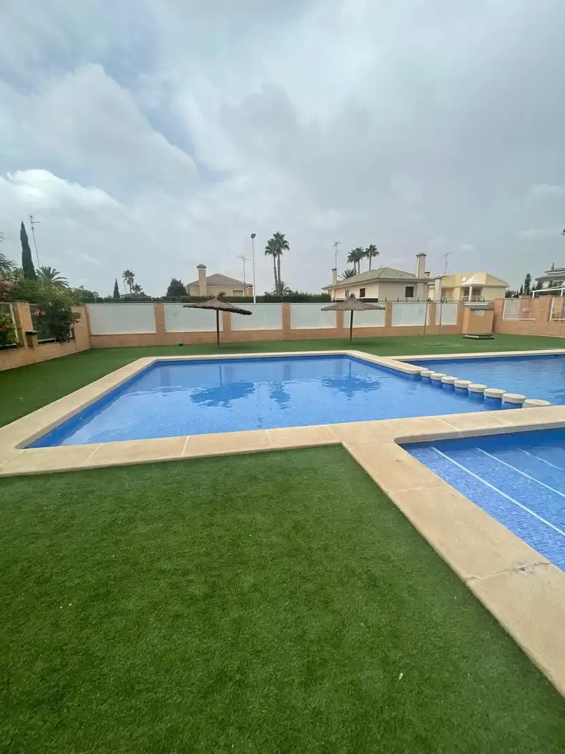 Piscina de Casa adosada en venda en Elche / Elx amb Aire condicionat, Calefacció i Jardí privat