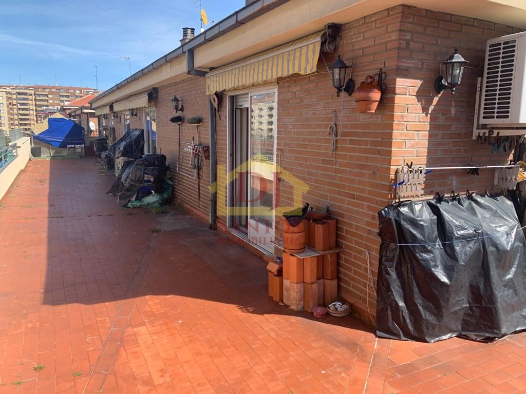 Vista exterior de Àtic en venda en Salamanca Capital amb Calefacció, Terrassa i Moblat