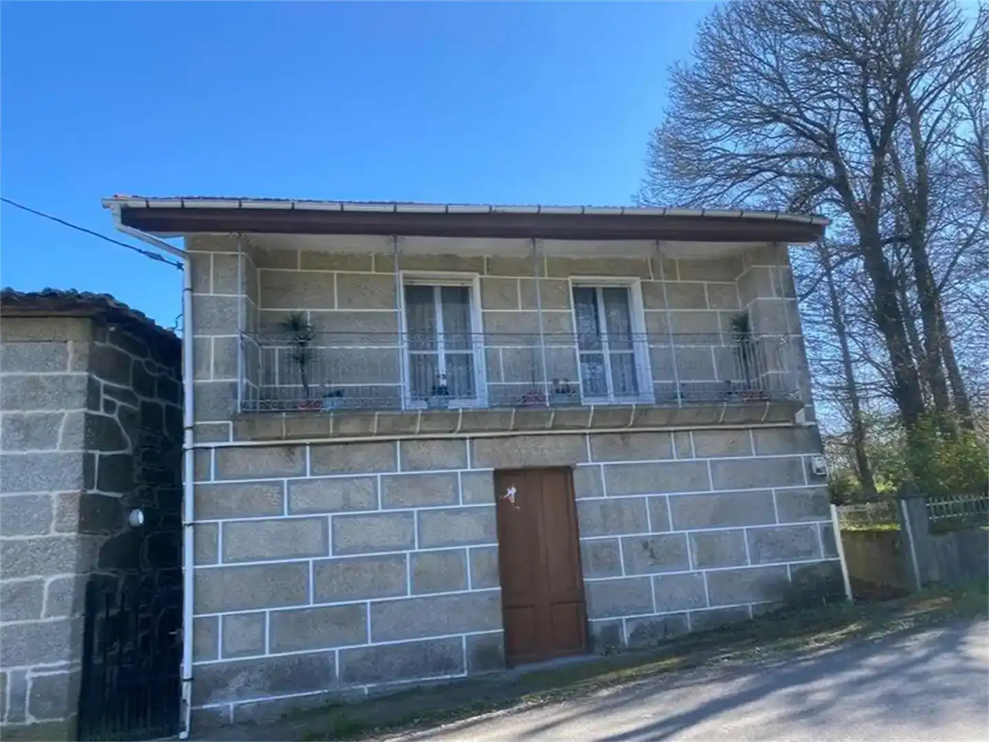 Vista exterior de Casa adosada en venda en Baños de Molgas amb Balcó