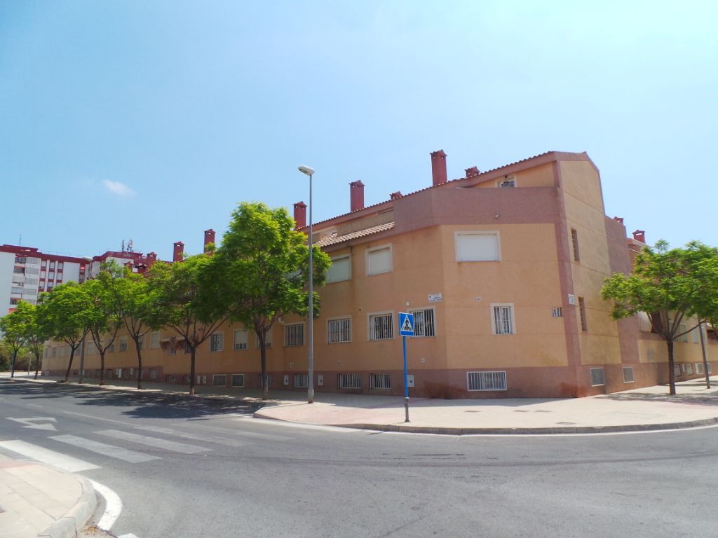 Vista exterior de Casa adosada en venda en Alicante / Alacant amb Piscina