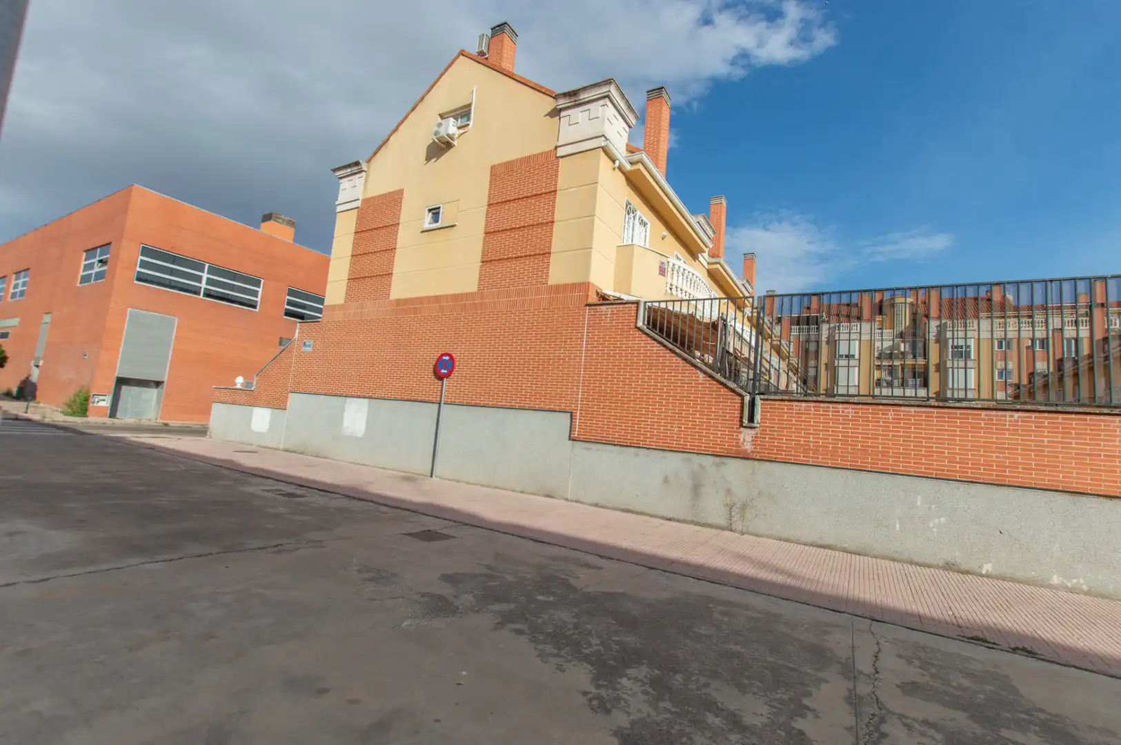 Vista exterior de Casa adosada en venta en Alcalá de Henares con Aire acondicionado, Calefacción y Terraza