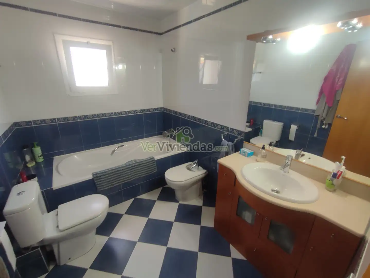 Bany de Casa o xalet en venda en Vallirana amb Calefacció, Jardí privat i Terrassa