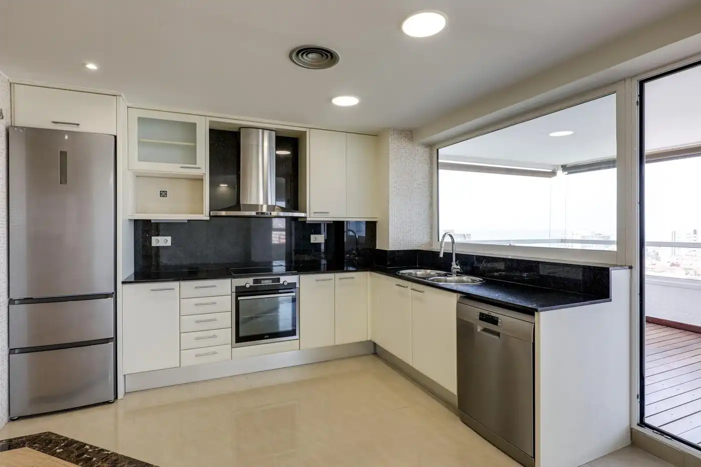 Küche von Wohnung zum Verkauf in Barcelona mit Klimaanlage, Heizung und Terrasse
