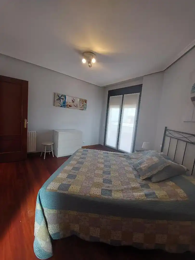 Schlafzimmer von Dachboden zur Miete in Castro-Urdiales mit Parkett, Schwimmbad und Möbliert