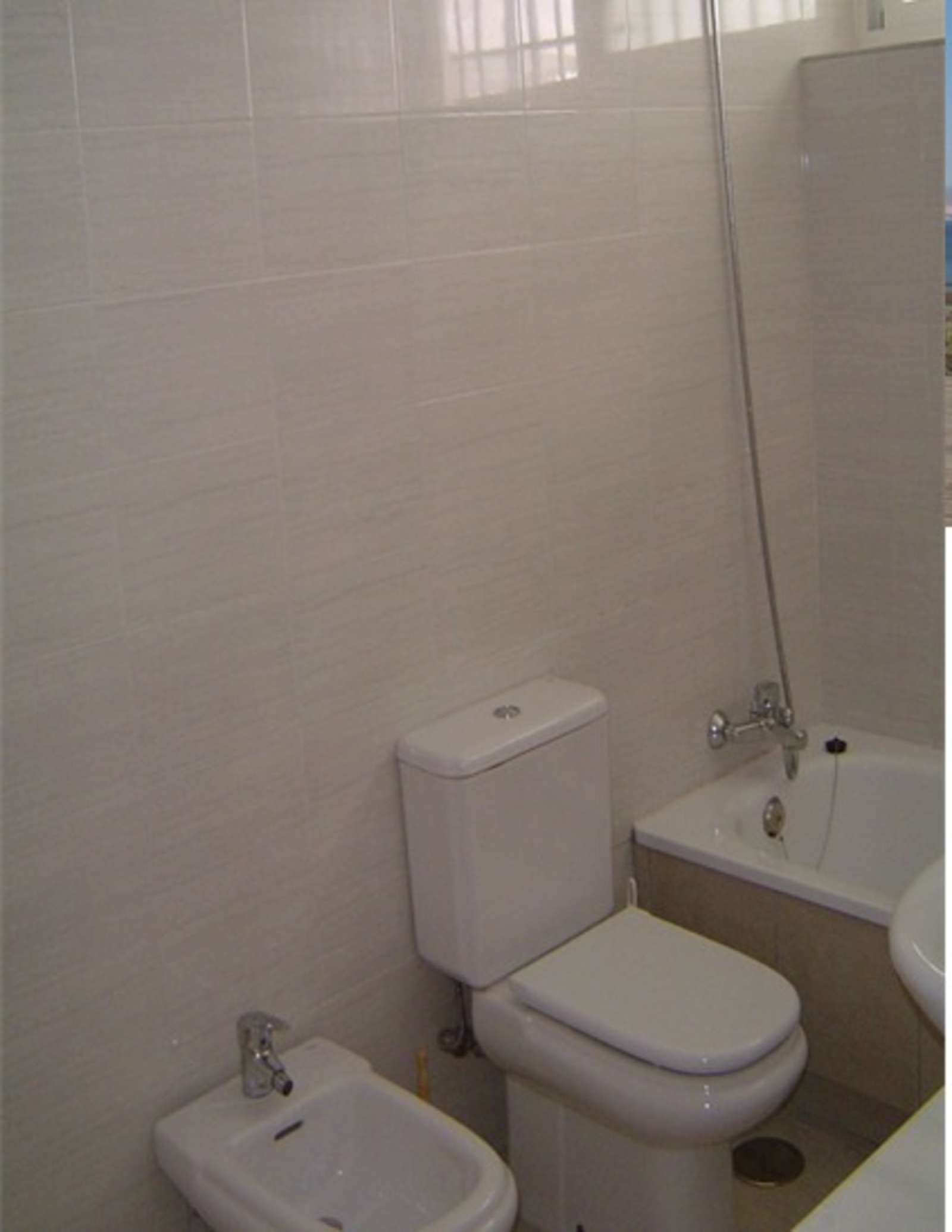 Bany de Apartament per a compartir en  Almería Capital amb Terrassa