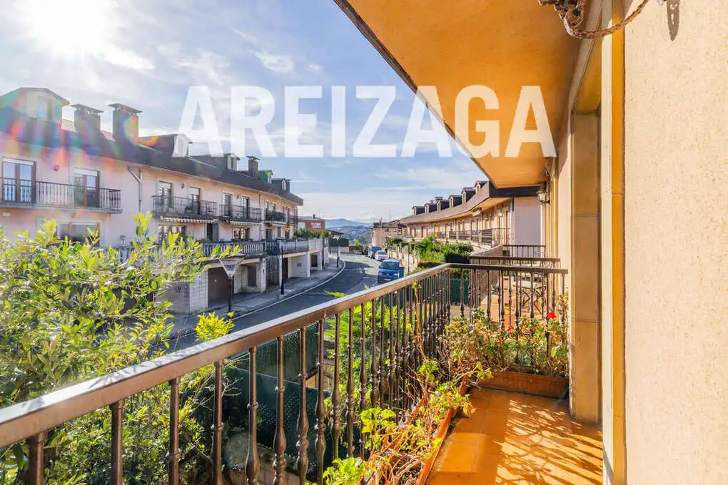 Vista exterior de Casa o xalet en venda en Donostia - San Sebastián  amb Calefacció, Jardí privat i Terrassa