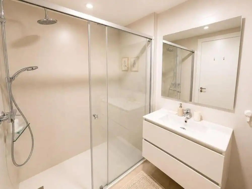 Bany de Apartament de lloguer en Estepona amb Aire condicionat, Terrassa i Traster