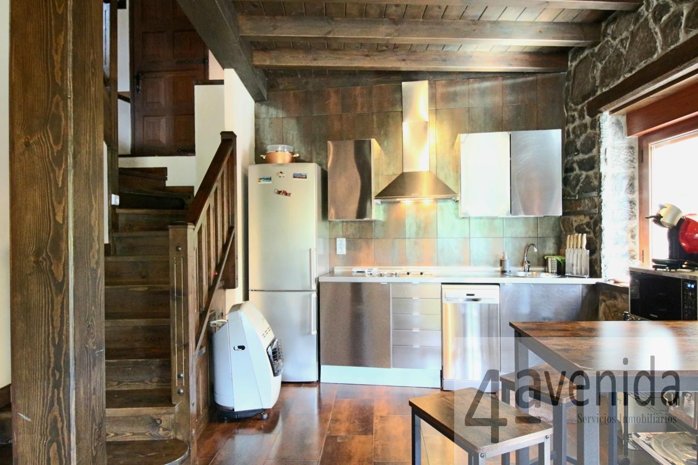 Cuina de Casa o xalet en venda en Caso amb Calefacció, Jardí privat i Terrassa