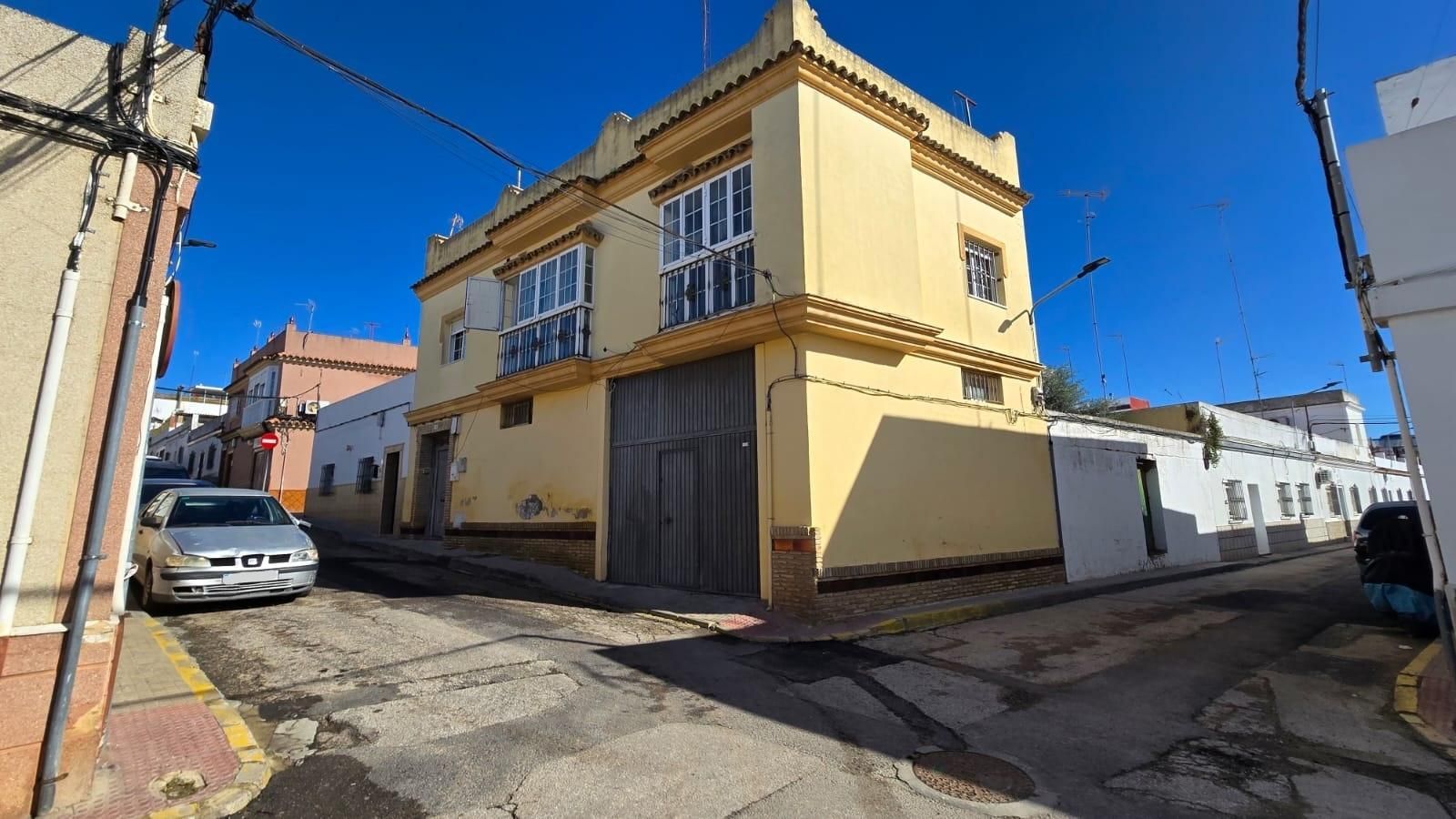 Vista exterior de Casa o xalet en venda en Chiclana de la Frontera amb Terrassa, Traster i Balcó