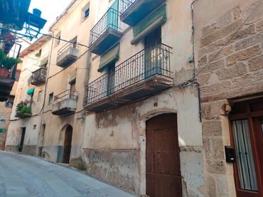 Casa rústica amb balcó en venda a Valderrobres