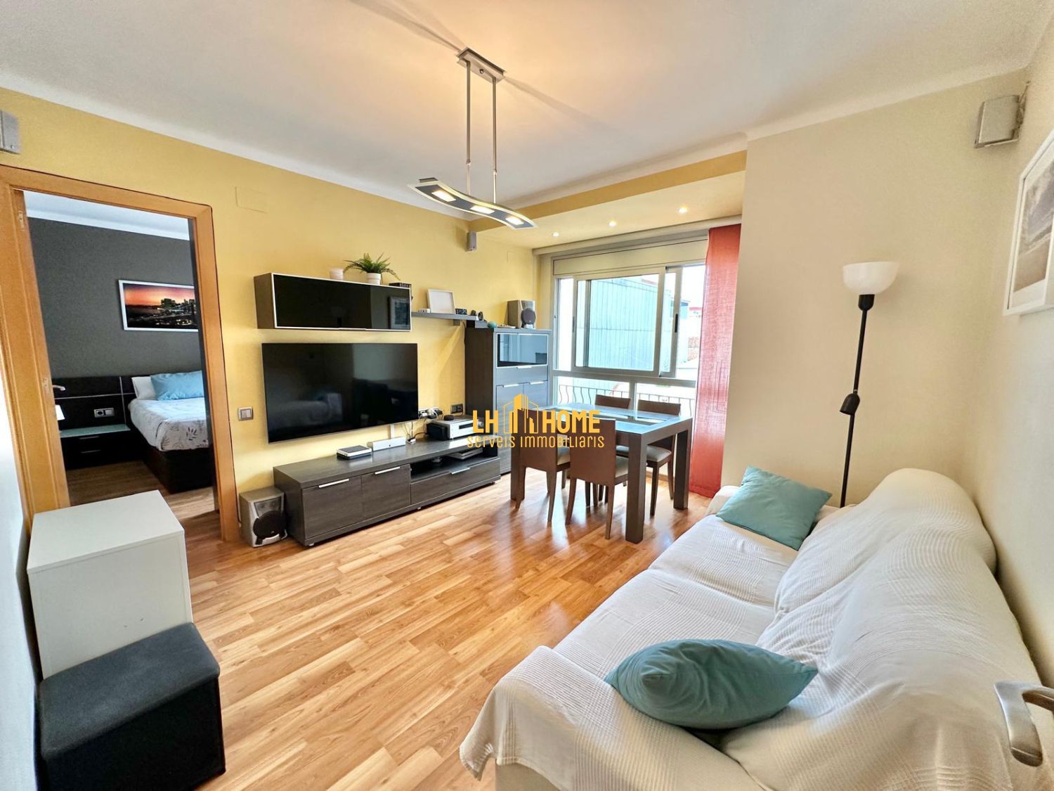 Living room of Flat for sale in L'Hospitalet de Llobregat  with Air Conditioner, Heating and Parquet flooring