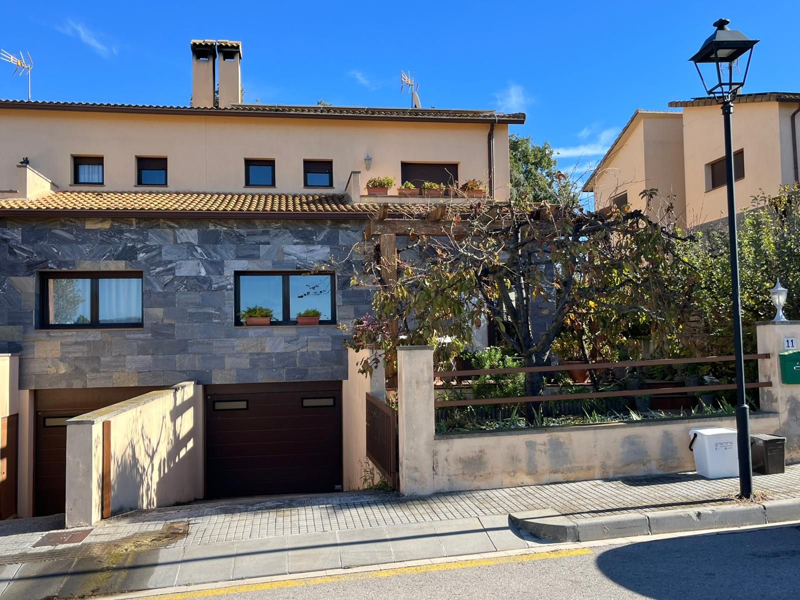 Exterior view of Single-family semi-detached for sale in Olius  with Air Conditioner, Heating and Private garden