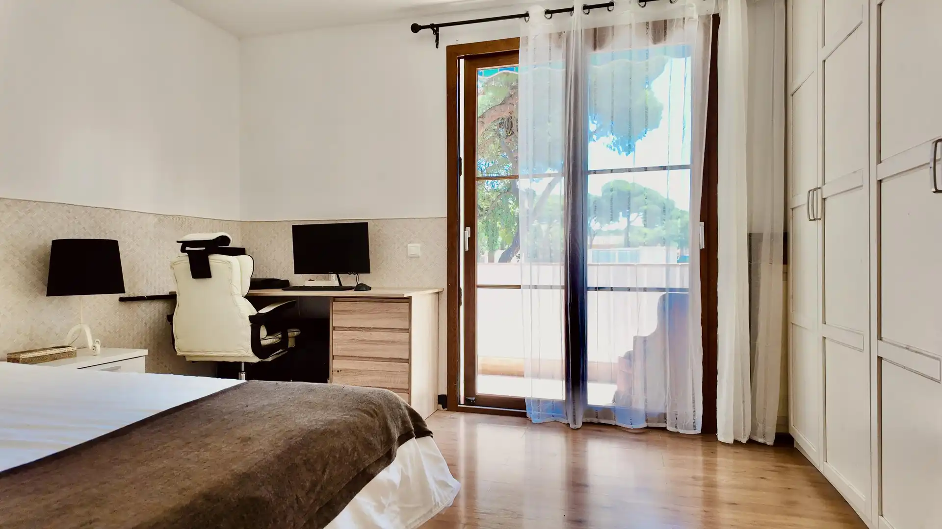 Habitación de Casa adosada en venta en Marbella con Jardín privado, Alarma y Piscina comunitaria