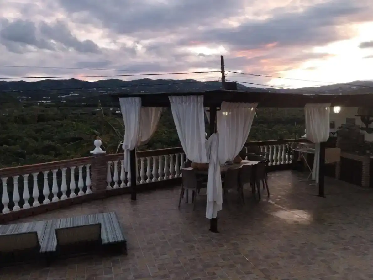 Terrassa de Finca rústica en venda en Benamargosa amb Aire condicionat, Piscina i Balcó