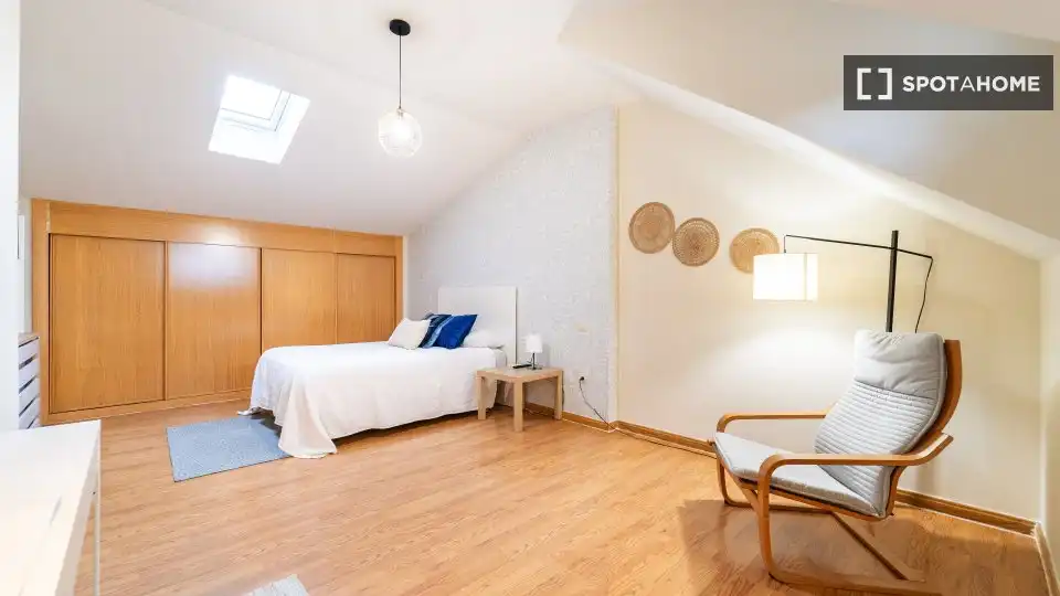 Bedroom of Flat for share in Sevilla la Nueva  with Air Conditioner, Heating and Furnished