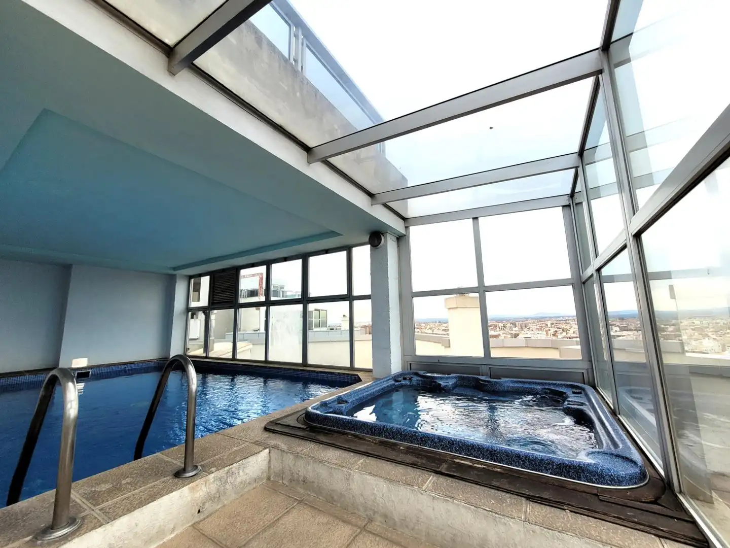 Piscina de Pis en venda en Valencia amb Calefacció, Parquet i Jacuzzi