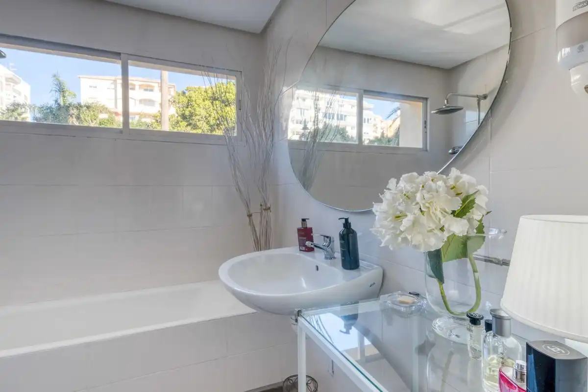 Baño de Planta baja en venta en Estepona con Aire acondicionado, Terraza y Piscina comunitaria