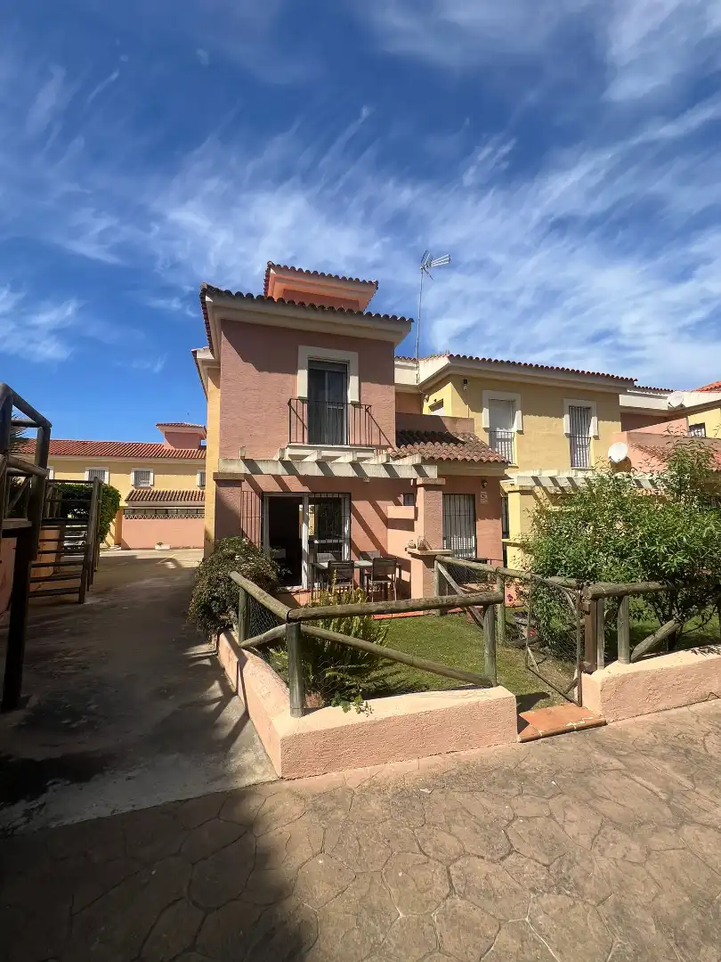 Vista exterior de Casa adosada en venta en Islantilla con Jardín privado, Trastero y Piscina comunitaria