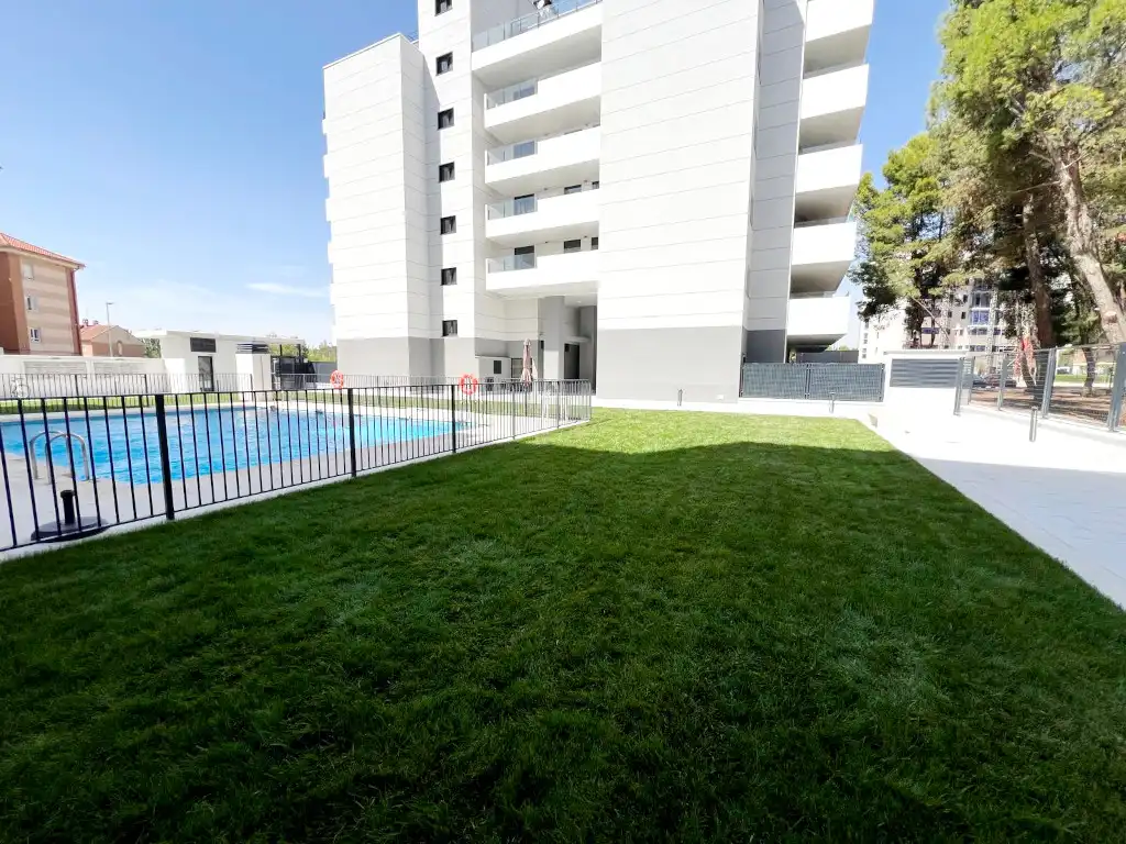 Piscina de Piso de alquiler en Alcalá de Henares con Terraza, Trastero y Domótica