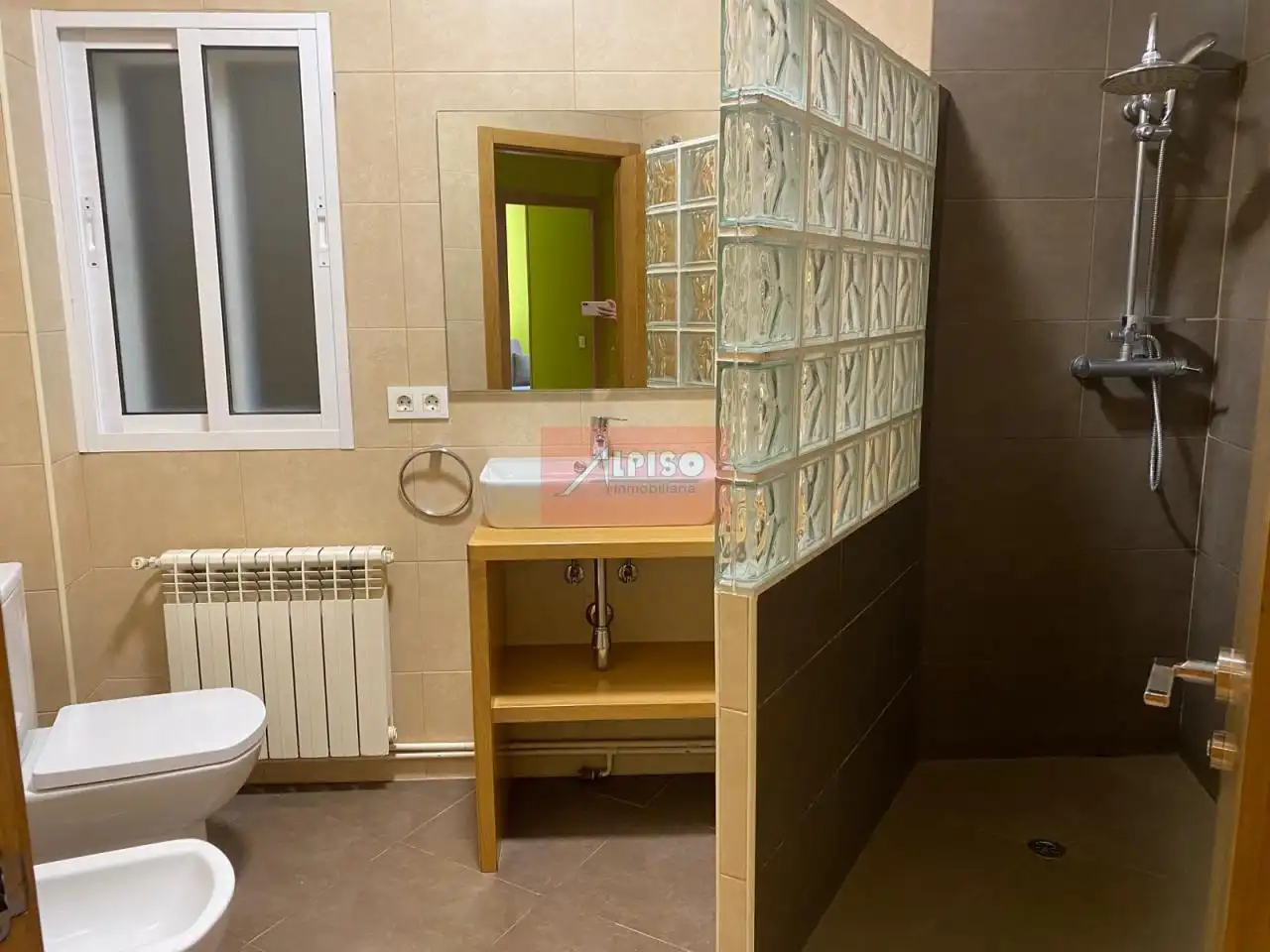 Baño de Apartamento de alquiler en Ourense Capital  con Calefacción y Parquet