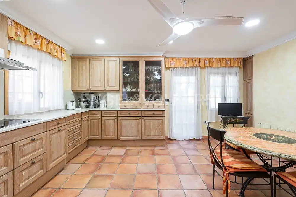 Cuina de Casa o xalet en venda en Sagunto / Sagunt amb Calefacció, Jardí privat i Parquet