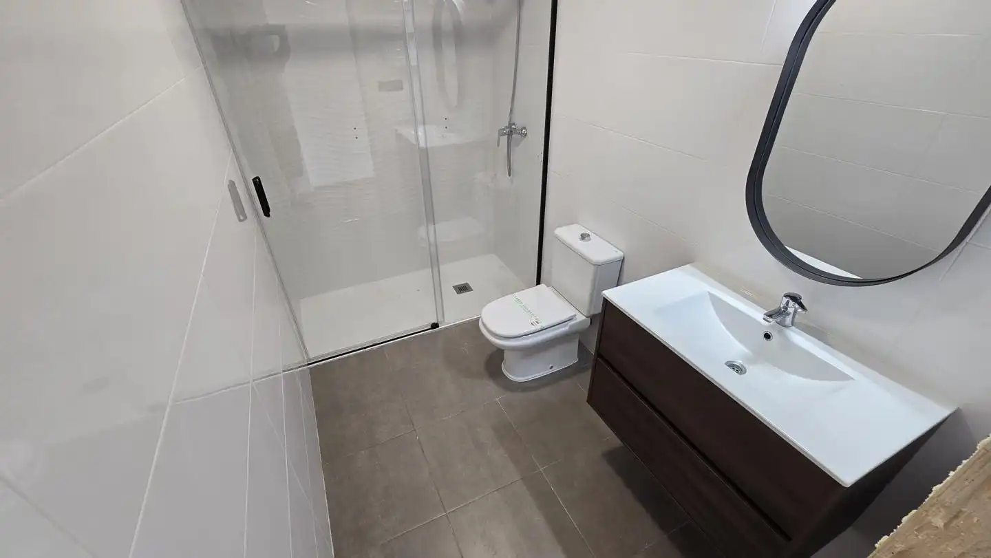 Badezimmer von Wohnung zur Miete in Gandia mit Klimaanlage, Terrasse und Möbliert
