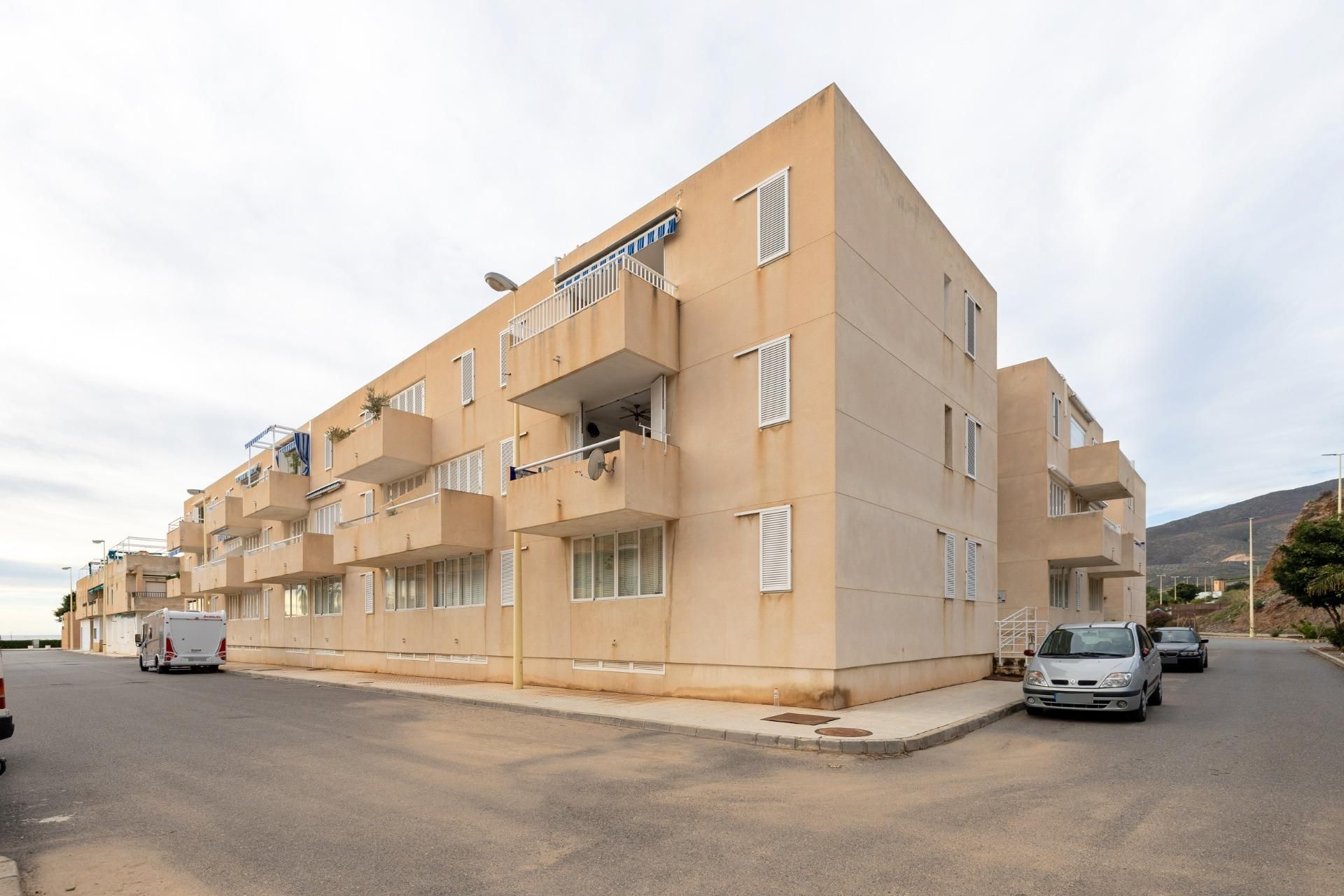 Außenansicht von Wohnung zum Verkauf in Lújar mit Privatgarten, Terrasse und Balkon