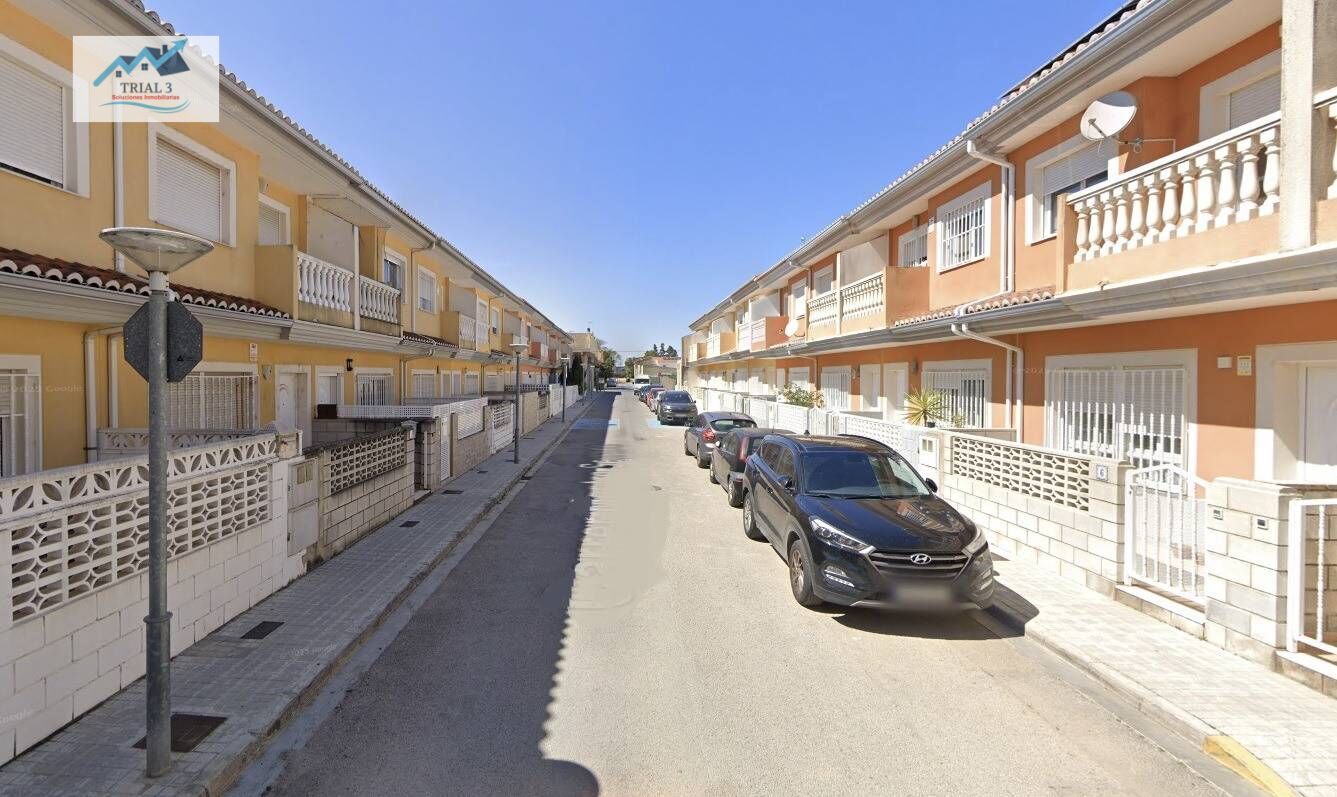 Vista exterior de Casa adosada en venda en Polinyà de Xúquer amb Balcó