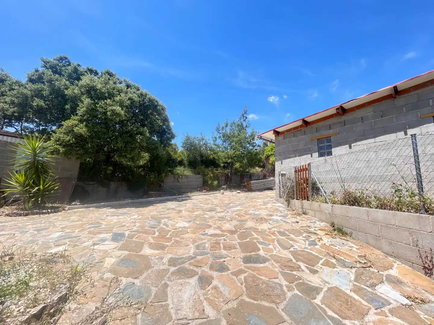 Vista exterior de Finca rústica en venda en Cadalso de los Vidrios amb Jardí privat i Moblat