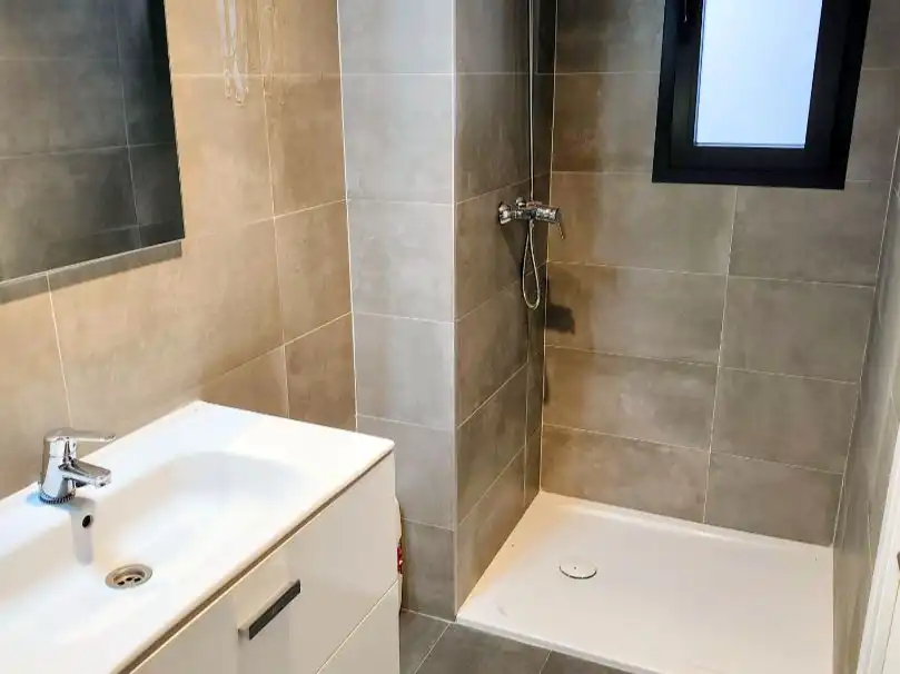 Badezimmer von Büro zur Miete in Madrid mit Klimaanlage und Internet