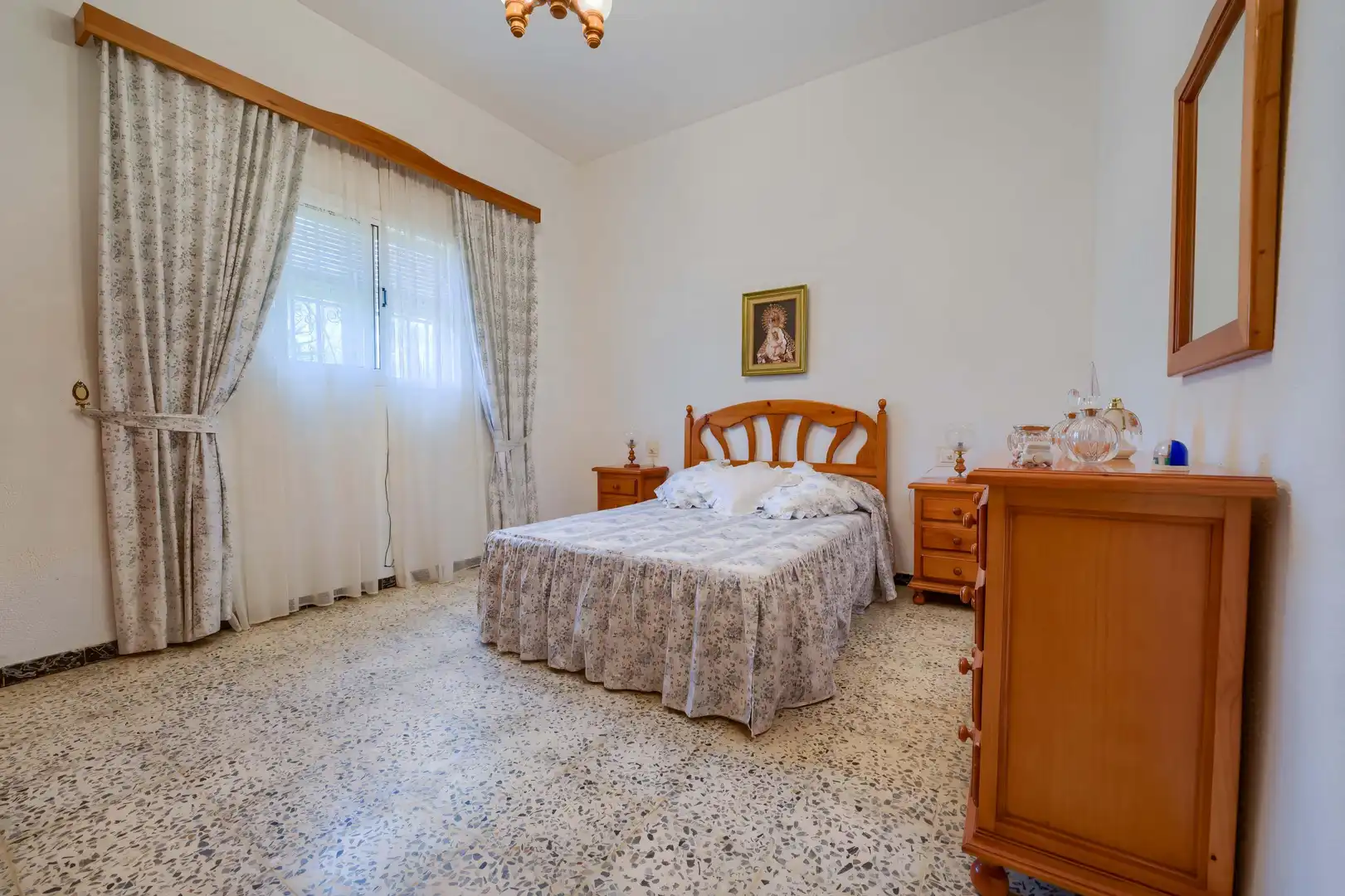 Dormitori de Casa o xalet en venda en Carmona amb Jardí privat, Terrassa i Piscina